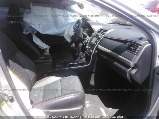 4T1BF1FK7FU901675 - 2015 TOYOTA CAMRY LE/XLE/SE/XSE 银色 照片 5