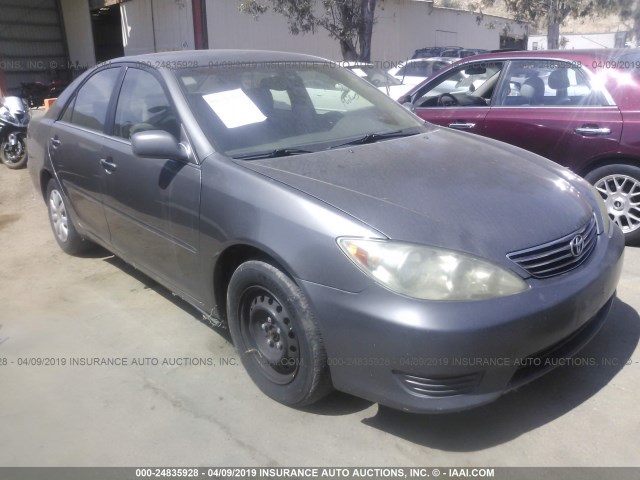 4T1BE32K55U630988 - 2005 TOYOTA CAMRY LE/XLE/SE GRAY photo 1