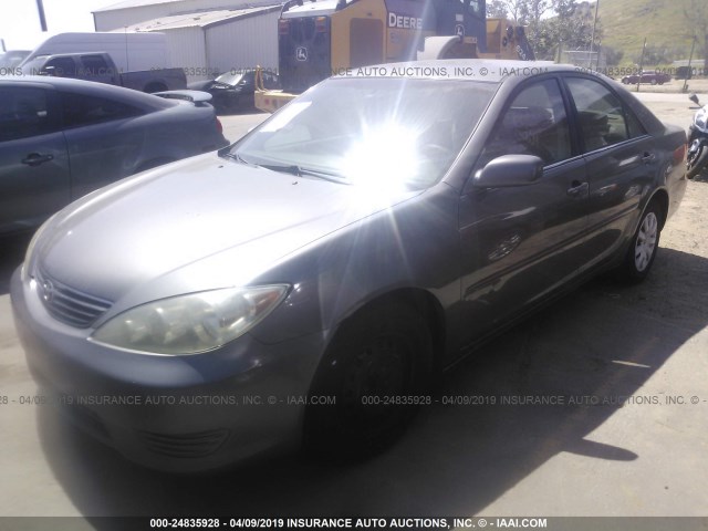 4T1BE32K55U630988 - 2005 TOYOTA CAMRY LE/XLE/SE GRAY photo 2