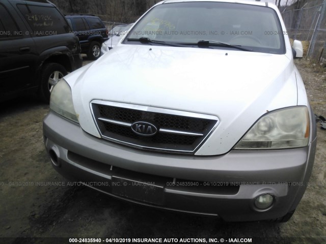 KNDJC733955381142 - 2005 KIA SORENTO EX/LX WHITE photo 6