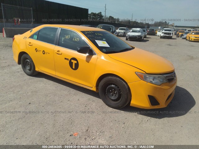 4T1BD1FK0EU106262 - 2014 TOYOTA CAMRY HYBRID/LE/XLE YELLOW photo 1