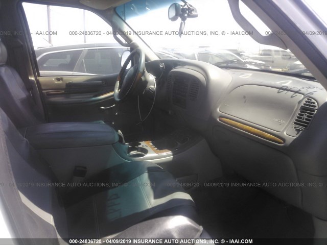 5LMFU28R32LJ06658 - 2002 LINCOLN NAVIGATOR თეთრი ფოტო 5