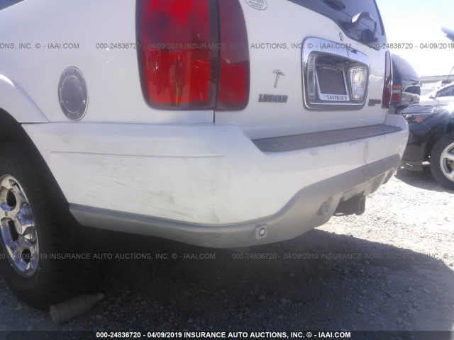 5LMFU28R32LJ06658 - 2002 LINCOLN NAVIGATOR თეთრი ფოტო 6