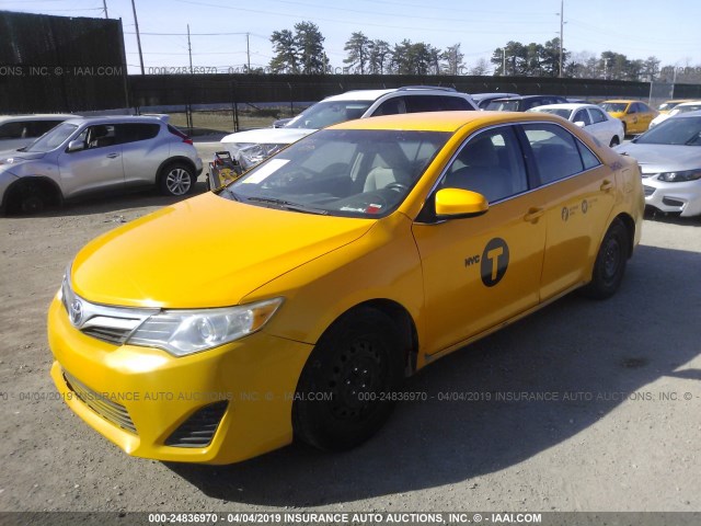 4T1BD1FK6EU126709 - 2014 TOYOTA CAMRY HYBRID/LE/XLE YELLOW photo 2