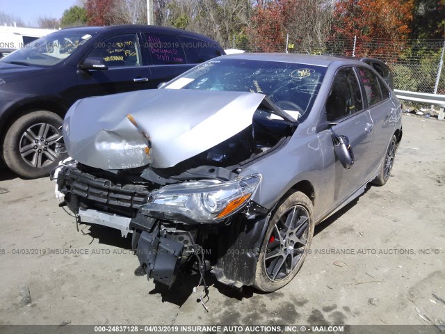 4T1BF1FK7HU352109 - 2017 TOYOTA CAMRY LE/XLE/SE/XSE SILVER photo 2
