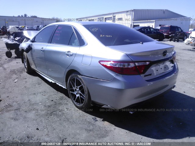 4T1BF1FK7HU352109 - 2017 TOYOTA CAMRY LE/XLE/SE/XSE SILVER photo 3