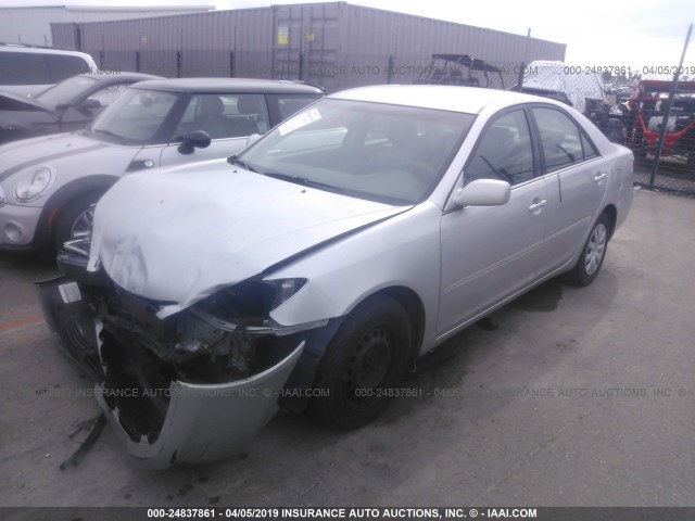 4T1BE32K75U561639 - 2005 TOYOTA CAMRY LE/XLE/SE SILVER photo 2
