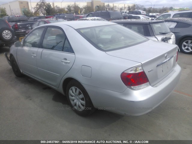 4T1BE32K75U561639 - 2005 TOYOTA CAMRY LE/XLE/SE SILVER photo 3