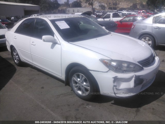 4T1BF32K45U616836 - 2005 TOYOTA CAMRY LE/XLE/SE WHITE photo 1