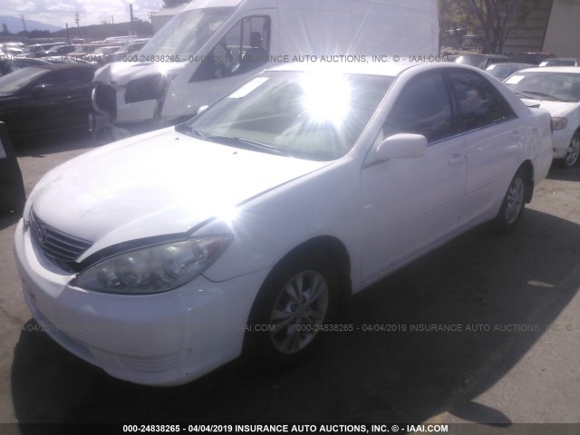 4T1BF32K45U616836 - 2005 TOYOTA CAMRY LE/XLE/SE WHITE photo 2