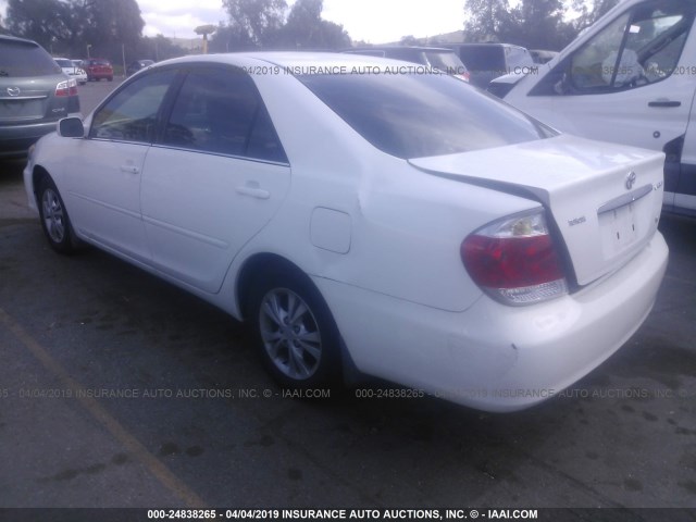 4T1BF32K45U616836 - 2005 TOYOTA CAMRY LE/XLE/SE WHITE photo 3