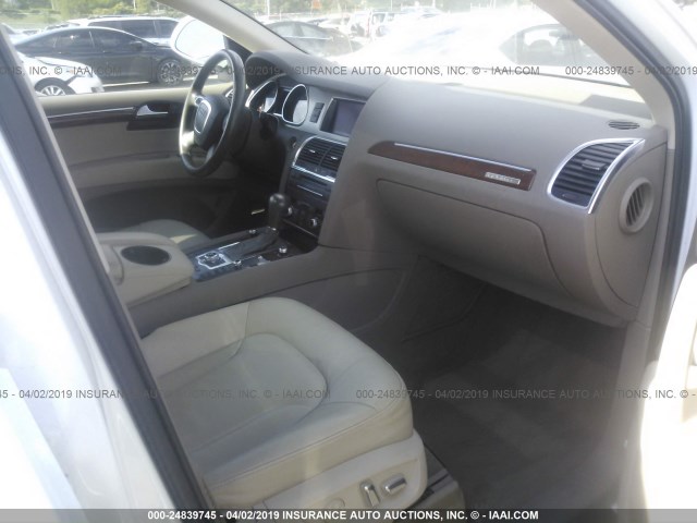 WA1LMAFE2BD002395 - 2011 AUDI Q7 WHITE photo 5