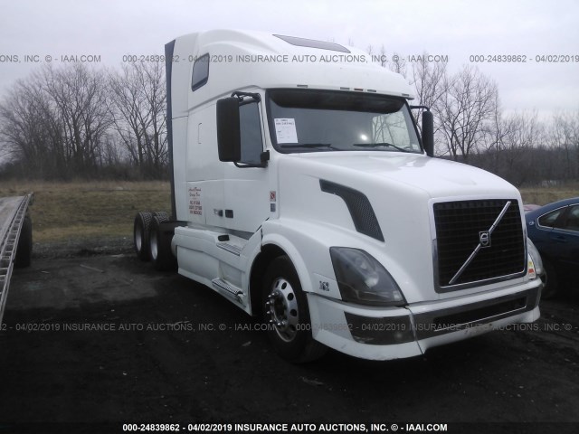 4V4NC9EH4BN294383 - 2011 VOLVO VN WHITE photo 1