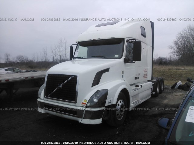 4V4NC9EH4BN294383 - 2011 VOLVO VN WHITE photo 2