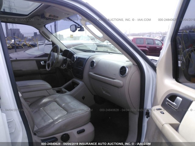 1FMFU18L84LA02677 - 2004 FORD EXPEDITION EDDIE BAUER WHITE photo 5