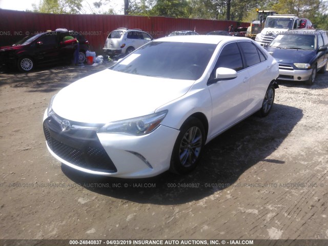 4T1BF1FK5FU066692 - 2015 TOYOTA CAMRY LE/XLE/SE/XSE WHITE photo 4