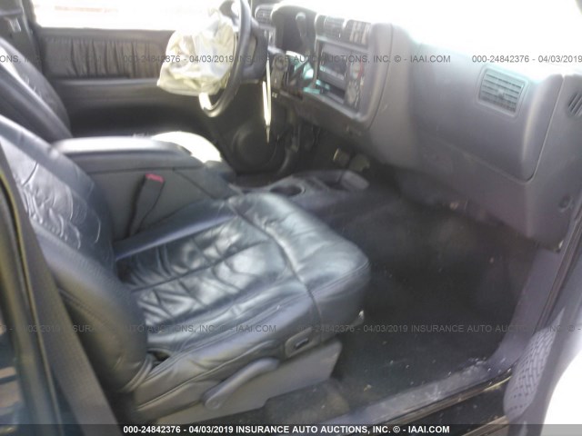 1GNCS13W5T2145824 - 1996 CHEVROLET BLAZER BLACK photo 5