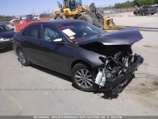4T4BF1FK8FR494035 - 2015 TOYOTA CAMRY LE/XLE/SE/XSE მუქი ყავისფერი ფოტო 1
