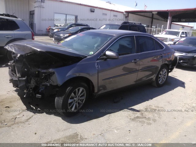 4T4BF1FK8FR494035 - 2015 TOYOTA CAMRY LE/XLE/SE/XSE მუქი ყავისფერი ფოტო 2
