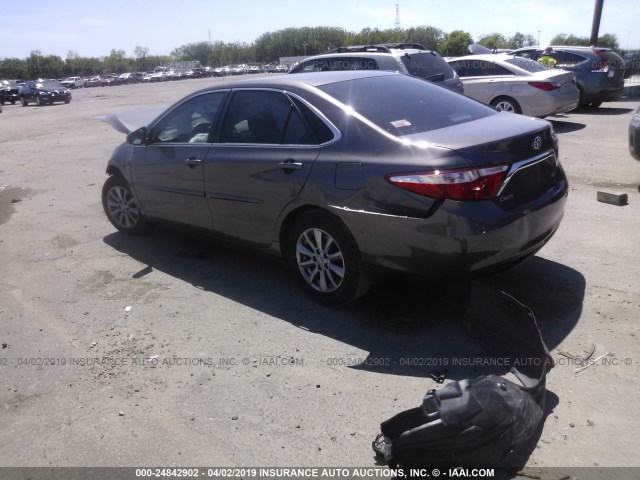 4T4BF1FK8FR494035 - 2015 TOYOTA CAMRY LE/XLE/SE/XSE მუქი ყავისფერი ფოტო 3