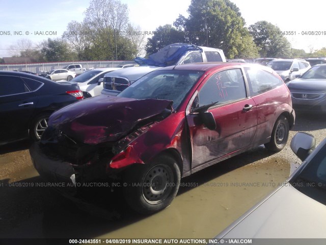 3FAFP31N45R114503 - 2005 FORD FOCUS ZX3 RED photo 2