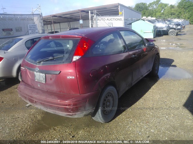 3FAFP31N45R114503 - 2005 FORD FOCUS ZX3 RED photo 4