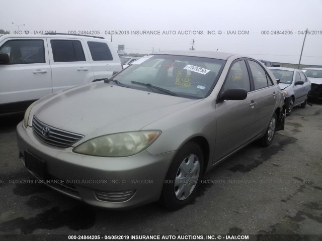 JTDBE32K763054980 - 2006 TOYOTA CAMRY LE/XLE GOLD photo 2