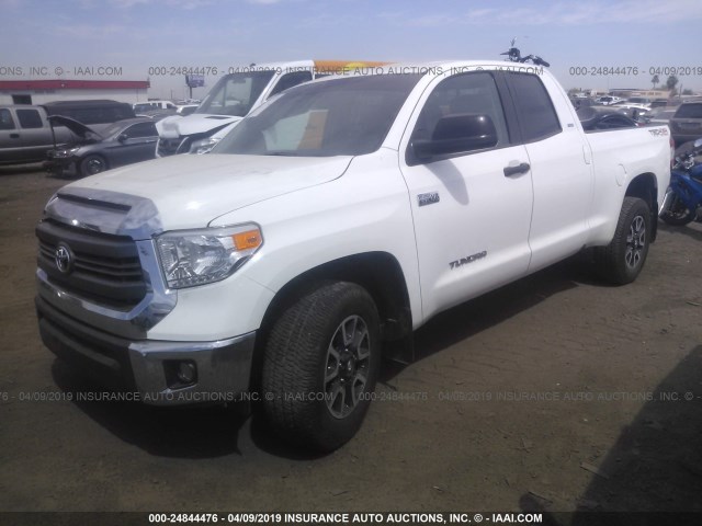 5TFUY5F10FX453820 - 2015 TOYOTA TUNDRA DOUBLE CAB SR/SR5 WHITE photo 2