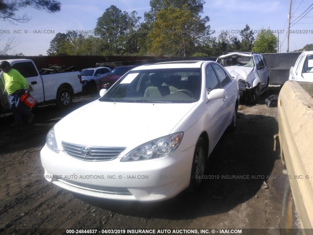 4T1BE32K95U021192 - 2005 TOYOTA CAMRY LE/XLE/SE WHITE photo 2