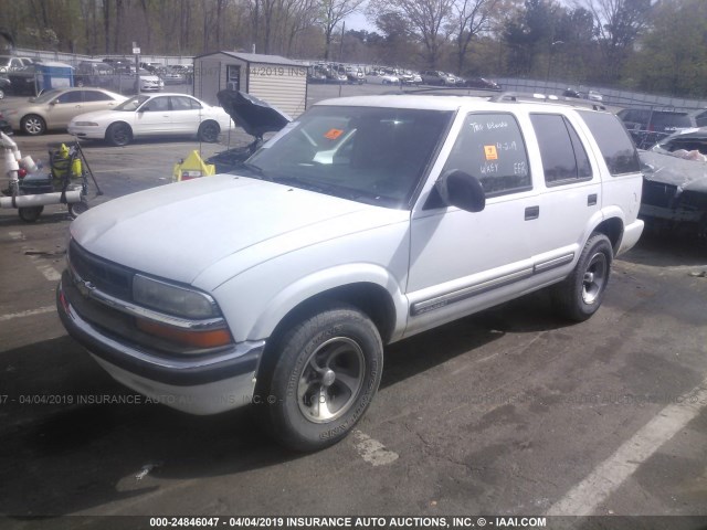 1GNCS13W412123973 - 2001 CHEVROLET BLAZER WHITE photo 2