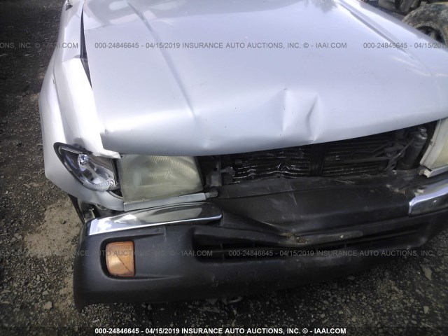 4TANL42N2YZ660296 - 2000 TOYOTA TACOMA SILVER photo 6