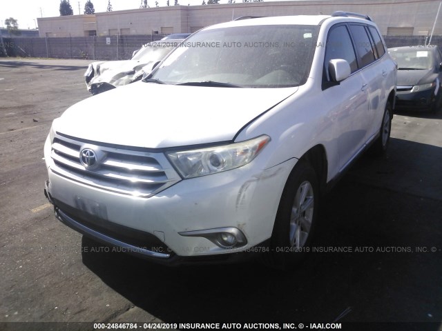 5TDZK3EH6DS136024 - 2013 TOYOTA HIGHLANDER PLUS/SE WHITE photo 2