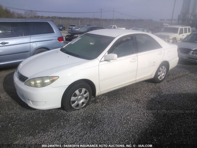 4T1BE32K65U601385 - 2005 TOYOTA CAMRY LE/XLE/SE WHITE photo 2