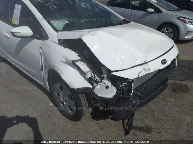 KNAFK5A83H5679473 - 2017 KIA FORTE LX WHITE photo 6