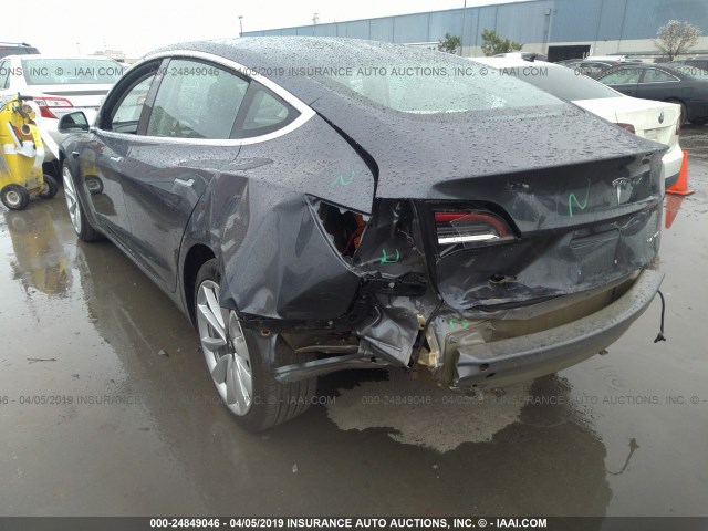 5YJ3E1EB1JF185029 - 2018 TESLA MODEL 3 GRAY photo 3