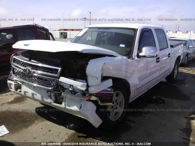 2GCEC13V461295496 - 2006 CHEVROLET SILVERADO C1500 WHITE photo 2