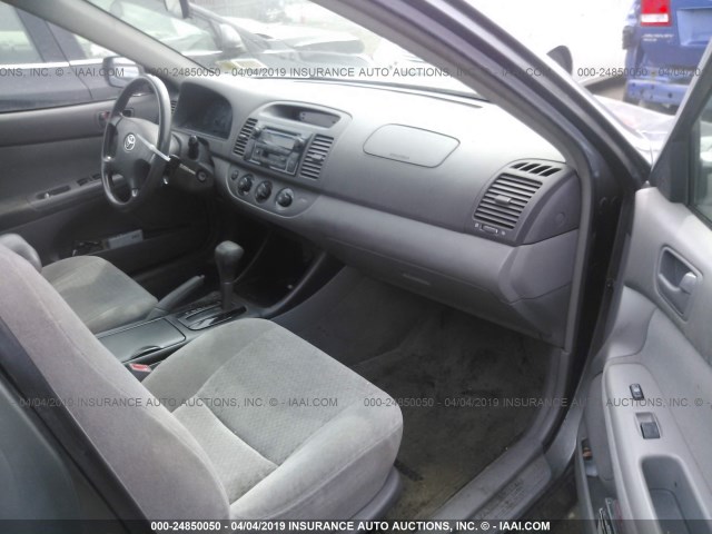 JTDBE32KX20088441 - 2002 TOYOTA CAMRY LE/XLE/SE GRAY photo 5