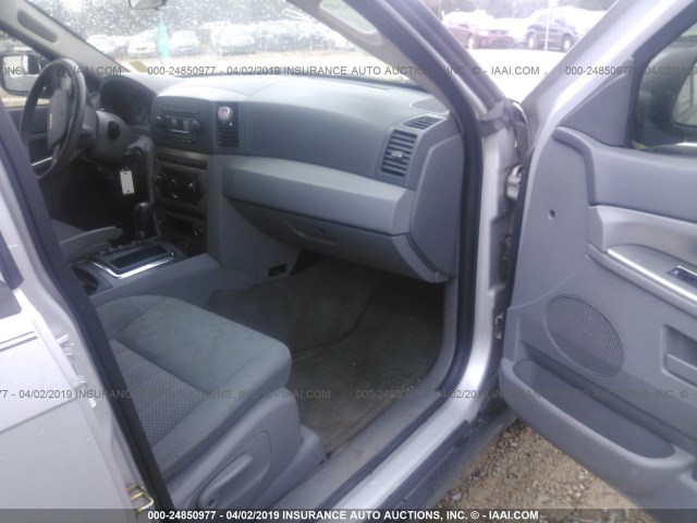 1J4GR48K35C601825 - 2005 JEEP GRAND CHEROKEE LAREDO/COLUMBIA/FREEDOM 银色 照片 5