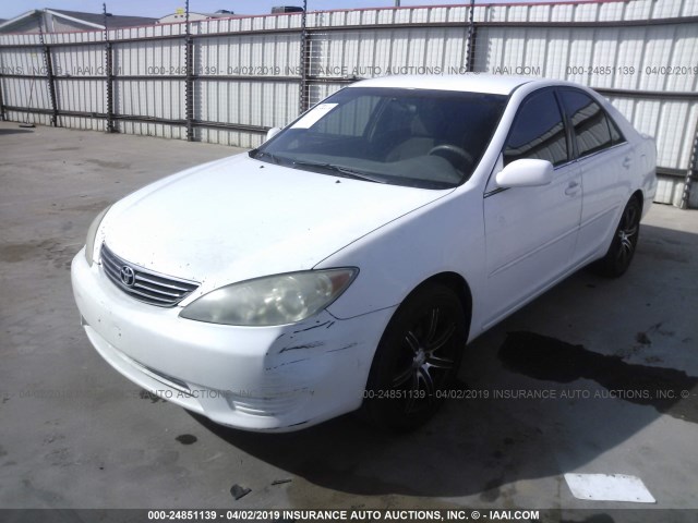 4T1BE32K95U403478 - 2005 TOYOTA CAMRY LE/XLE/SE WHITE photo 2