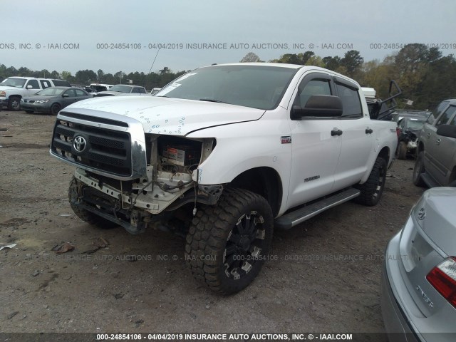 5TFDW5F11BX203874 - 2011 TOYOTA TUNDRA CREWMAX SR5 WHITE photo 2