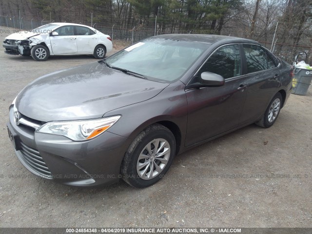 4T1BF1FK5GU542876 - 2016 TOYOTA CAMRY LE/XLE/SE/XSE ნაცრისფერი ფოტო 2