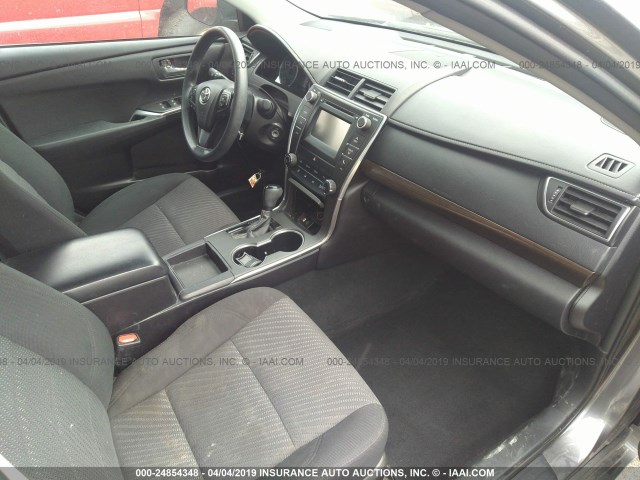 4T1BF1FK5GU542876 - 2016 TOYOTA CAMRY LE/XLE/SE/XSE ნაცრისფერი ფოტო 5