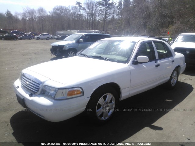 2FABP7EVXBX141122 - 2011 FORD CROWN VICTORIA LX WHITE photo 2