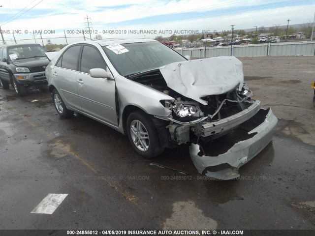 JTDBE32K520114086 - 2002 TOYOTA CAMRY LE/XLE/SE SILVER photo 1