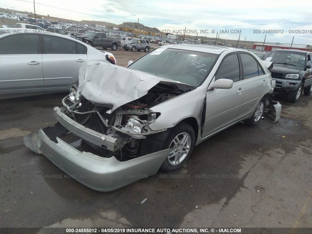 JTDBE32K520114086 - 2002 TOYOTA CAMRY LE/XLE/SE SILVER photo 2