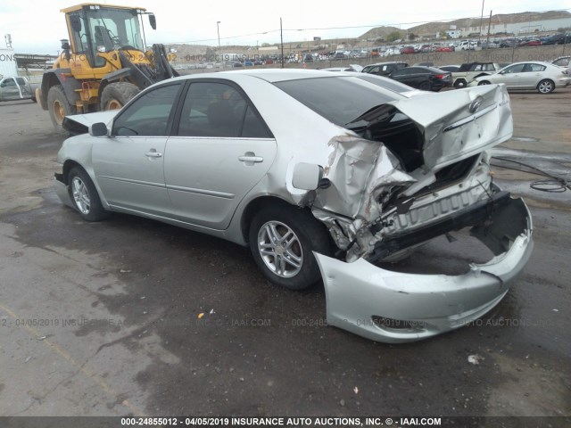 JTDBE32K520114086 - 2002 TOYOTA CAMRY LE/XLE/SE SILVER photo 3