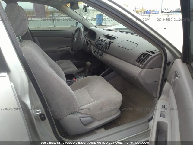 JTDBE32K520114086 - 2002 TOYOTA CAMRY LE/XLE/SE SILVER photo 5