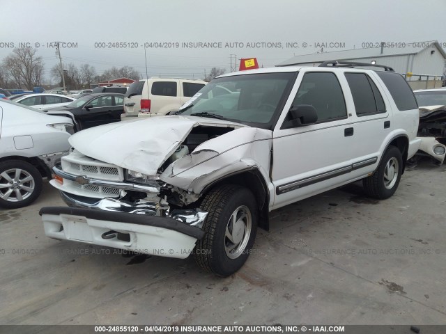 1GNDT13W81K189444 - 2001 CHEVROLET BLAZER WHITE photo 2