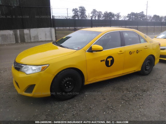 4T1BD1FK8DU083764 - 2013 TOYOTA CAMRY HYBRID/LE/XLE YELLOW photo 2