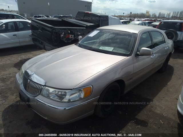 1LNHM81W5YY828563 - 2000 LINCOLN TOWN CAR EXECUTIVE GOLD photo 2